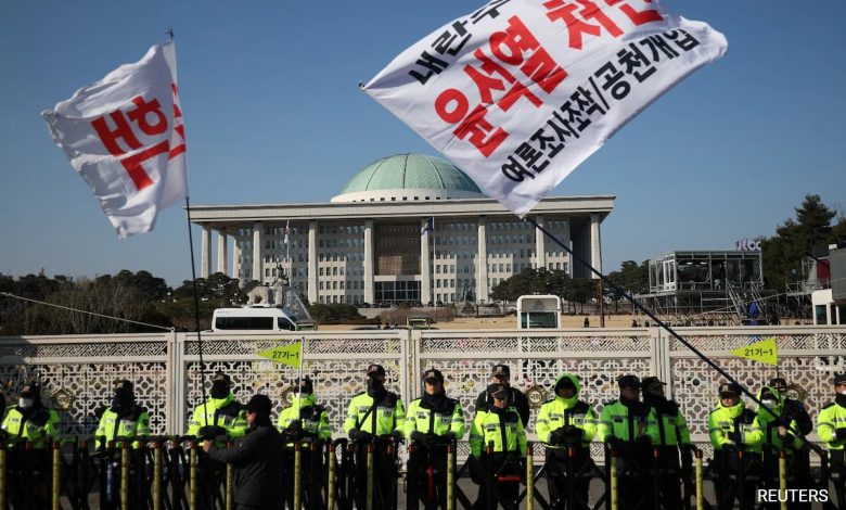 Güney Kore Devlet Başkanı Yoon Suk Yeol, Başarısız Sıkıyönetim Teklifi Nedeniyle Görevden Alındı