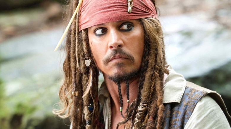 Johnny Depp'in Kaptan Jack Sparrow'u Karayip Korsanları: Gizemli Denizlerde'de şaşırmış görünüyor