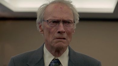 The Mule'da gözlüklü ve takım elbiseli Earl Stone rolünde Clint Eastwood